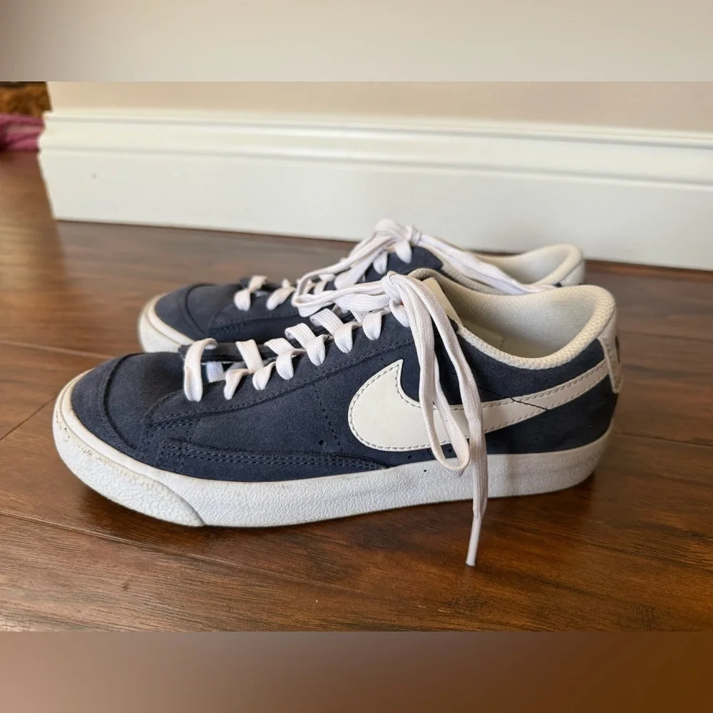 Nike Blazer ‘77 low Navy and White Suede Sneakers-Size 4.5